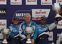 Rob Huff (l.) und Yvan Müller auf dem Podium mit einem stolzen Nick Reilly. Foto. Chevrolet/Auto-Reporter.NET